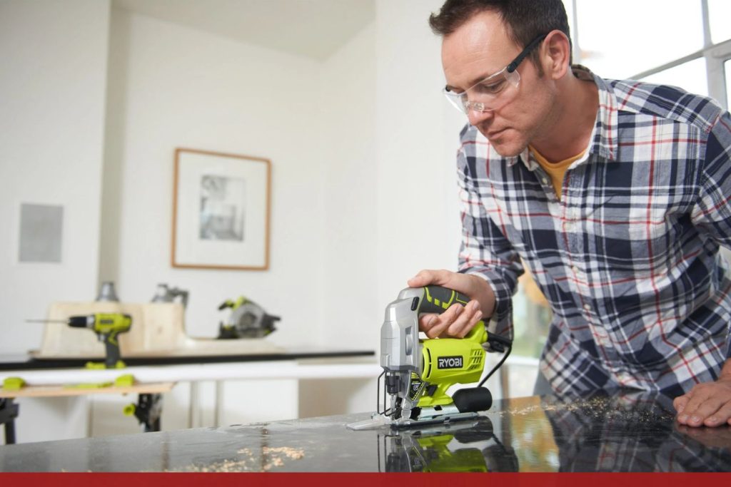 homme SCIE avec scie SAUTEUSE
RYOBI
RJS750-G decoupe