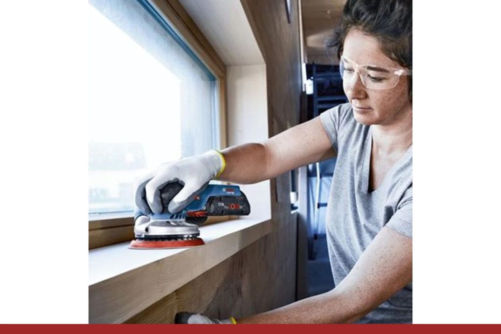BOSCH GEX 18V-125 en action sur du bois