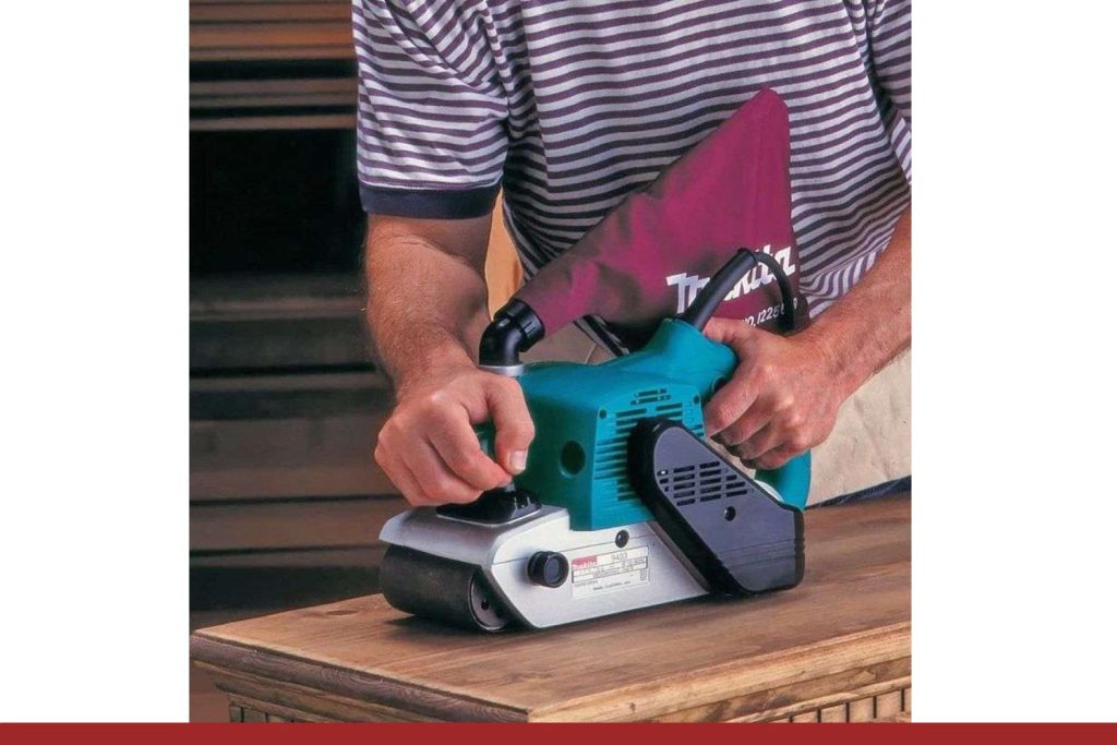 Ponceuse à bande MAKITA 9403J en action
